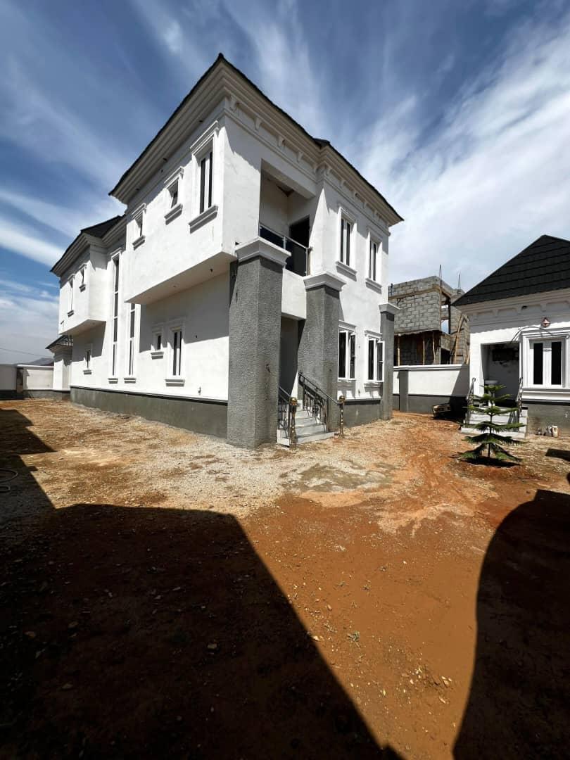 Distress Sale🔥4bedroom Duplex and 2 rooms fully detached BQ is for sale in an Estate in Karsana South Gwarimpa Ext.