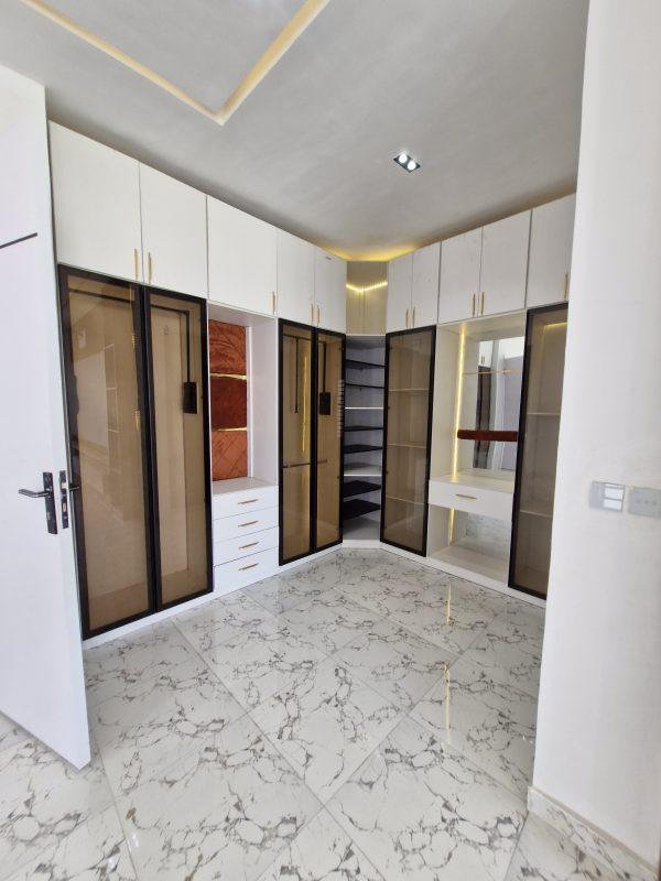 5 BED DETACHED WITH POOL Chevron Lekki  ₦400,000,000