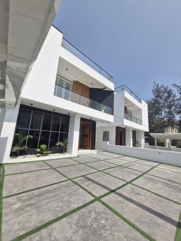 5 BED FULLY DETACH DUPLEX WITH POOL Ikota, Lekki   ₦400,000,000