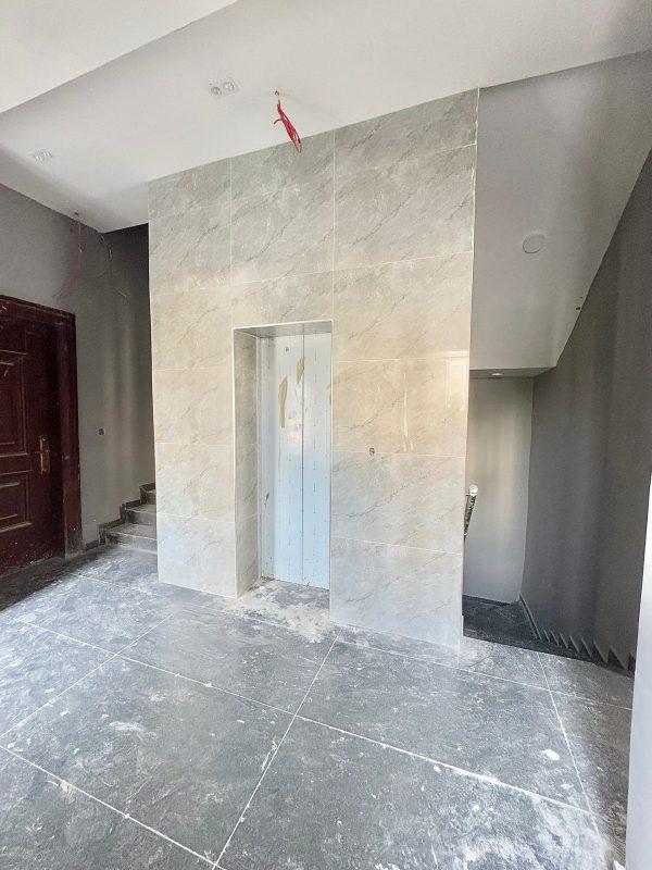 For Sale  3 BEDROOM LUXURY FLAT WITH BQ (SECONDARY SALE).   Victoria Island, lagos    ₦700m  all rooms ensuite