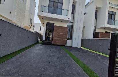 5 BED DETACHED WITH POOL Chevron Lekki  ₦400,000,000