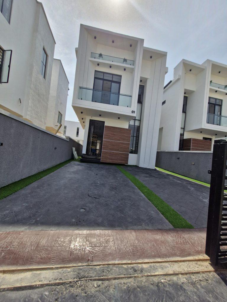 5 BED DETACHED WITH POOL Chevron Lekki  ₦400,000,000
