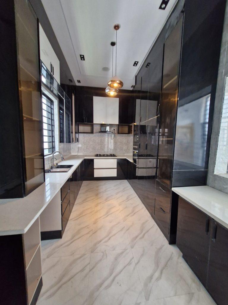 5 BED DETACHED WITH POOL Chevron Lekki  ₦400,000,000