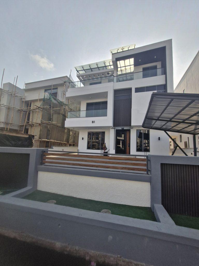 FULLY DETACH 5BED DUPLEX WITH ELEVATOR & 2 SWIMMING POOLS  Ikota, Lekki . ₦700,000,000