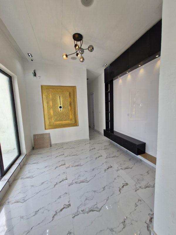 5 BED DETACHED WITH POOL Chevron Lekki  ₦400,000,000
