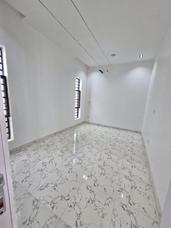 5 BED DETACHED WITH POOL Chevron Lekki  ₦400,000,000