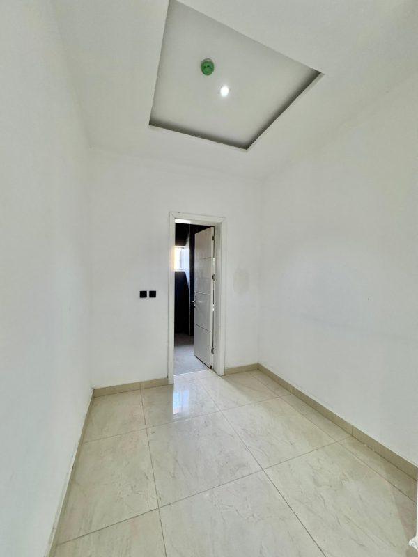 For Sale  3 BEDROOM LUXURY FLAT WITH BQ (SECONDARY SALE).   Victoria Island, lagos    ₦700m  all rooms ensuite