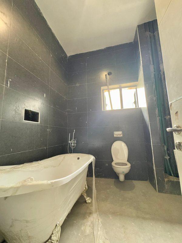 For Sale  3 BEDROOM LUXURY FLAT WITH BQ (SECONDARY SALE).   Victoria Island, lagos    ₦700m  all rooms ensuite