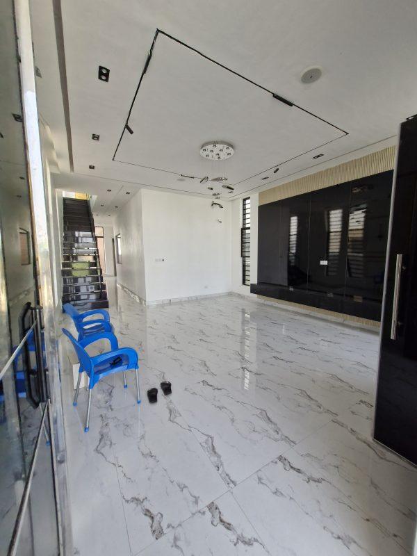 5 BED DETACHED WITH POOL Chevron Lekki  ₦400,000,000