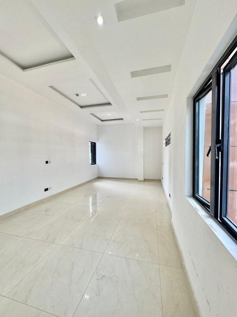 For Sale  3 BEDROOM LUXURY FLAT WITH BQ (SECONDARY SALE).   Victoria Island, lagos    ₦700m  all rooms ensuite