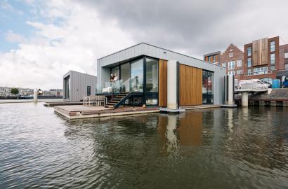 Wonderfully and tastefully finished 5-bedroom waterfront  detached house, with elevator inside the masterbedroom state. Landsize: 1,000sqm   Price: $8m