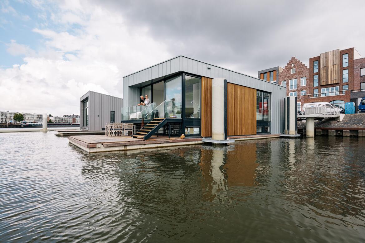 Wonderfully and tastefully finished 5-bedroom waterfront  detached house, with elevator inside the masterbedroom state. Landsize: 1,000sqm   Price: $8m