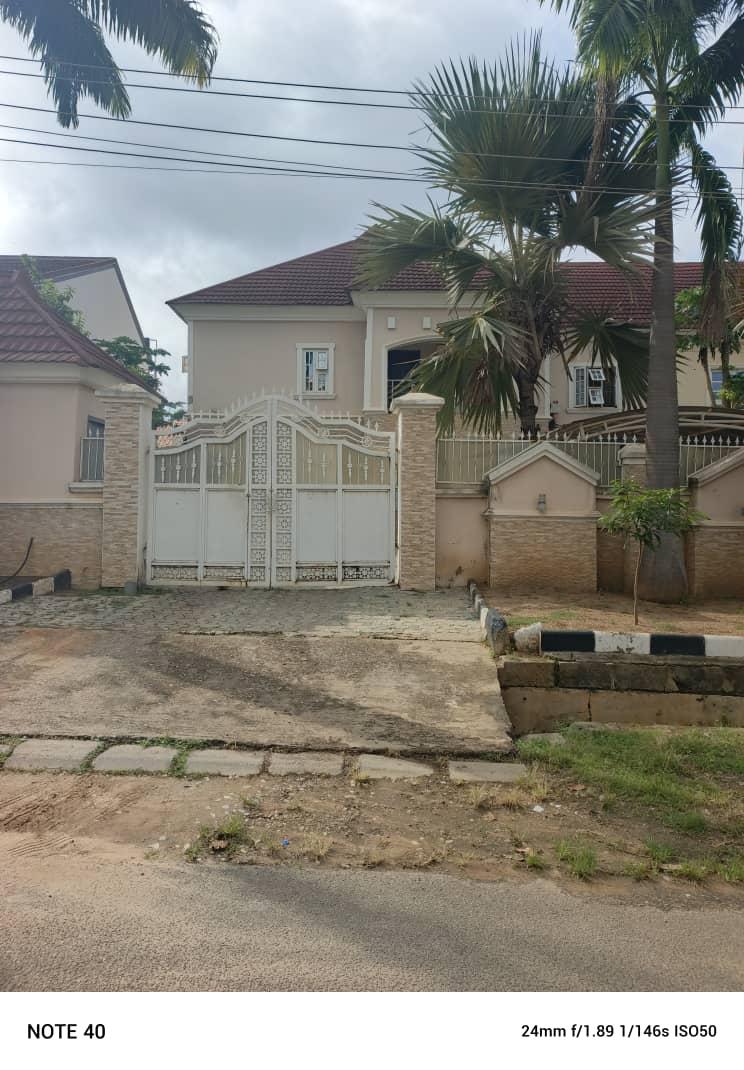 4bedrooms semi detached duplex with two✌ bq at the back is out for sale in gaduwa