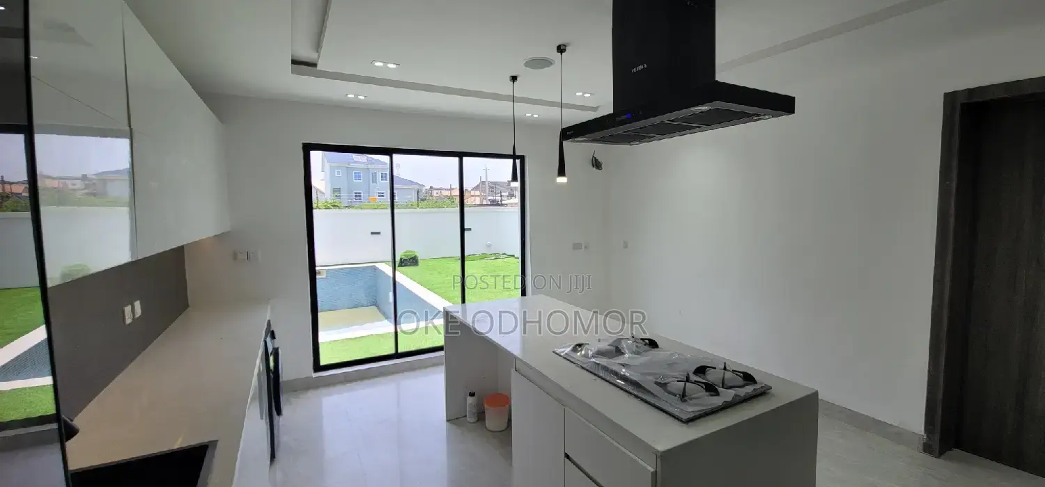 5bdrm Duplex in Atlantic View, Lekki for sale