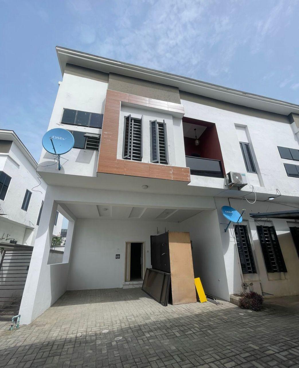 DISTRESS SALE 3 Bedroom Semi Detached in an estate