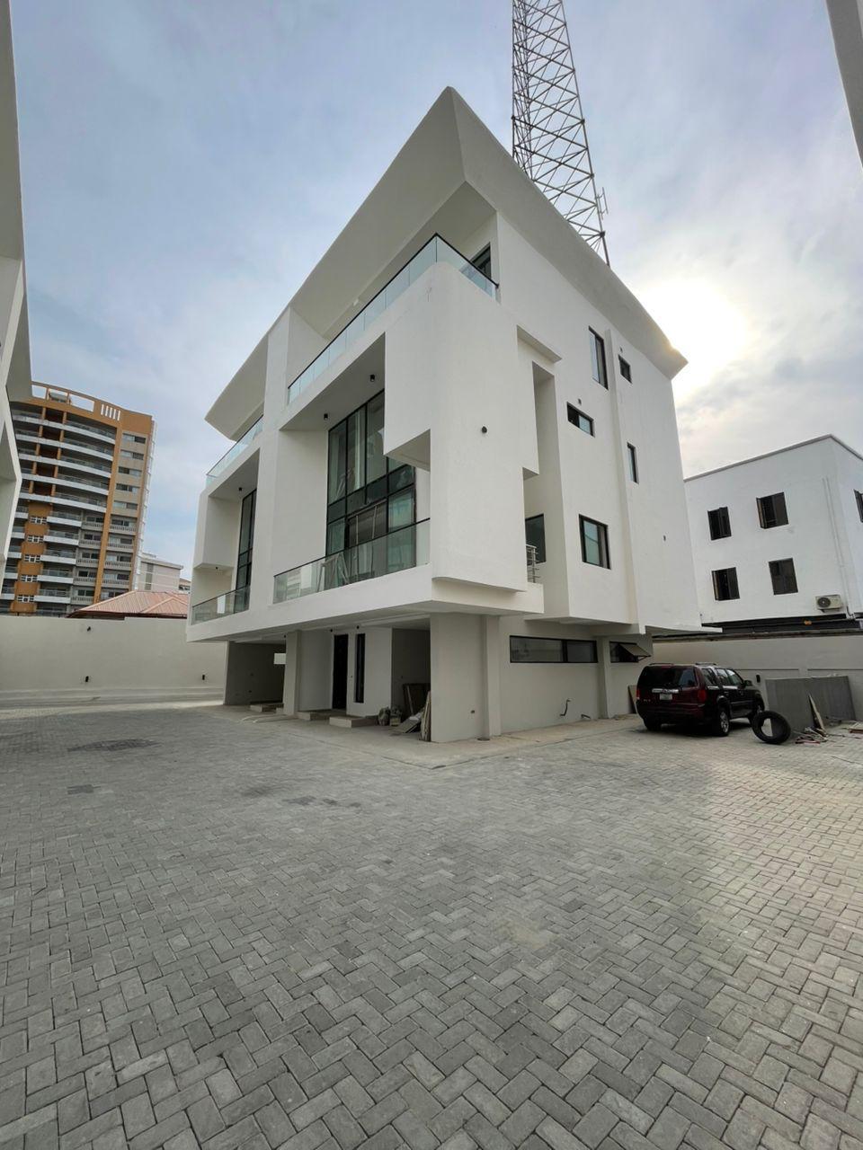 BREATHTAKING 5 BEDROOM FULLY DETACHED DUPLEX  IN IKOYI.