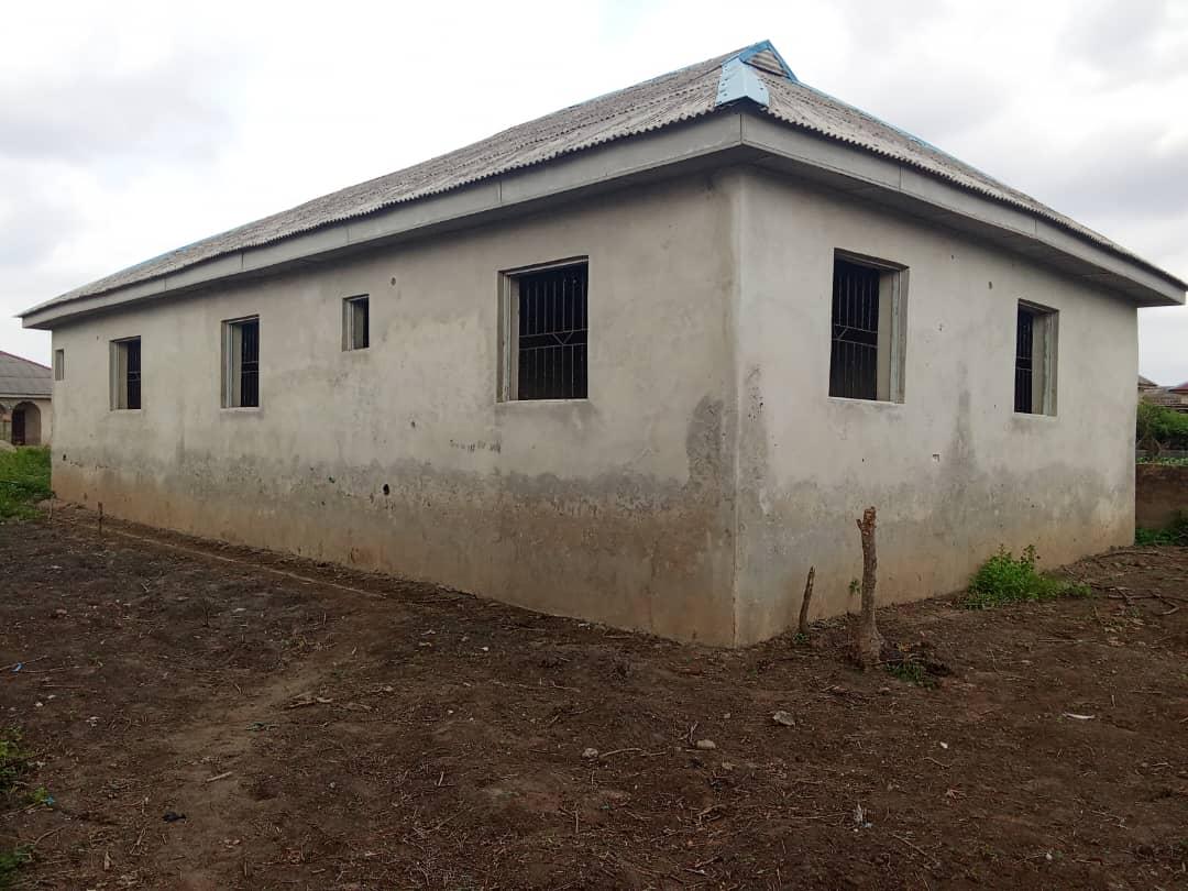 For sales  Massive 5bed rooms bungalow ensuit with visitors toilet just buy and do the finishing  Land size more than a full plot of Land
