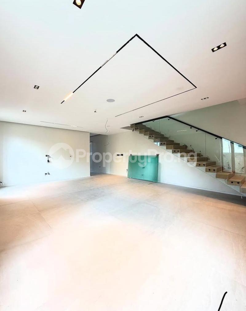 4 Bedroom Fully Detached Duplex With Swimming Pool