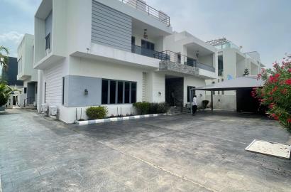 WONDERFULLY FINISHED 7BEDROOM FULLY DETACHED DUPLEX (TWO PROPERTIES IN ONE) WITH TWO MASSIVE BQs FOR SALE