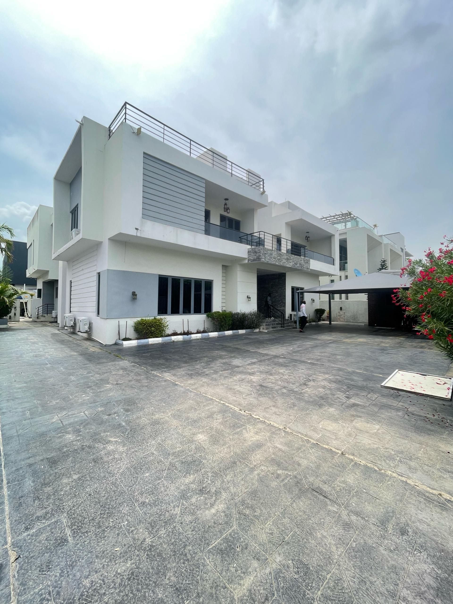 WONDERFULLY FINISHED 7BEDROOM FULLY DETACHED DUPLEX (TWO PROPERTIES IN ONE) WITH TWO MASSIVE BQs FOR SALE
