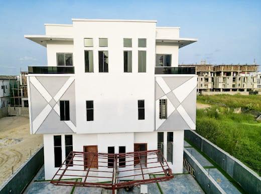 Direct  Distress Sale : 1 units 5 Bedrooms Semi Detached Duplex with Separate Compound. hurry as offer last till Saturday 26th April 2025