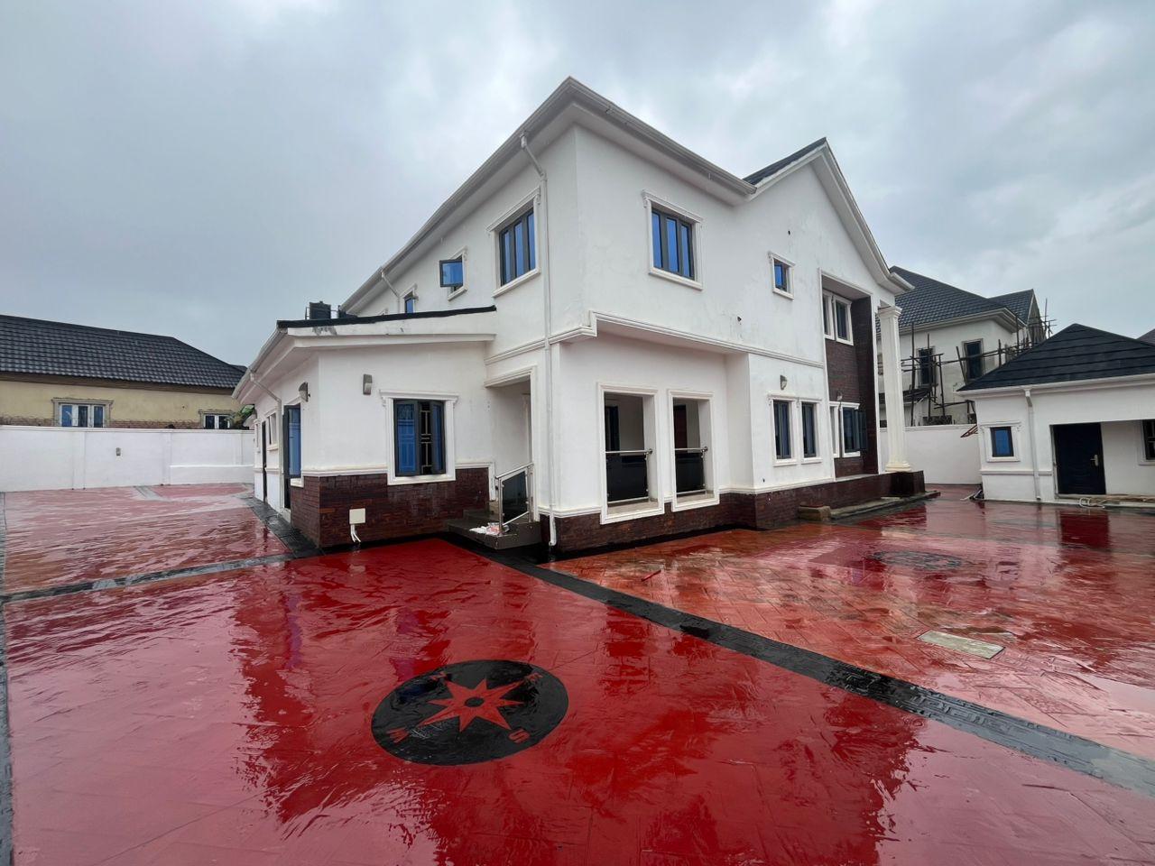 BRAND NEW 𝐒𝐀𝐋𝐄  Luxurious 5bedroom Mansion