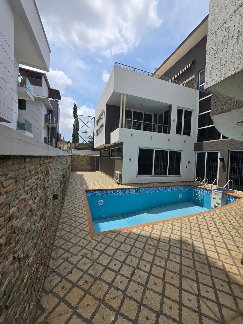 Well finished 6 Bedroom fully detached house with swimming pool,2 rooms boy's quarter and a box room. It can park up to 7 cars
