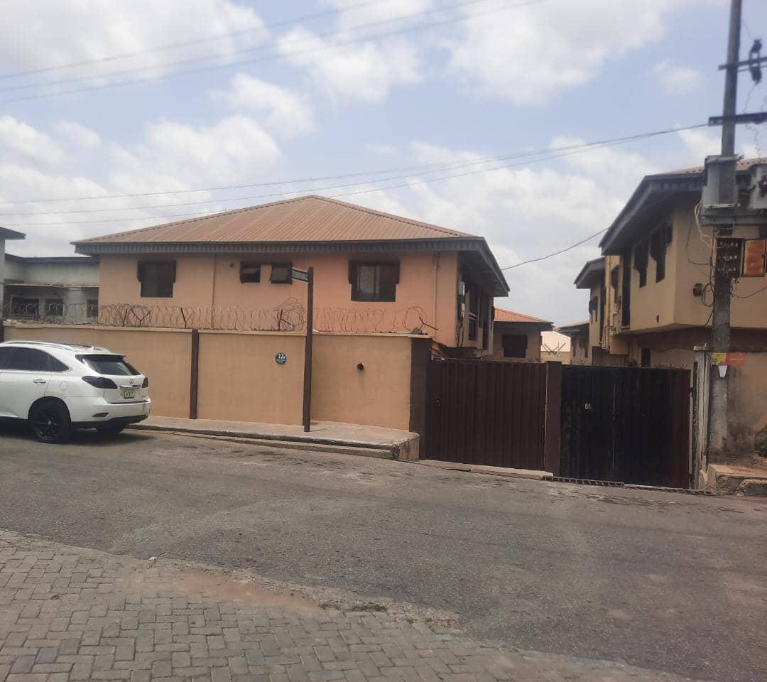 𝐆𝐑𝐄𝐀𝐓 𝐈𝐍𝐕𝐄𝐒𝐓𝐌𝐄𝐍𝐓 𝐂𝐎𝐌𝐏𝐋𝐄𝐗 𝐅𝐎𝐑 𝐒𝐀𝐋𝐄  4 Units of 2-Bedroom Flats + 2 Units of 3-Bedroom Flats