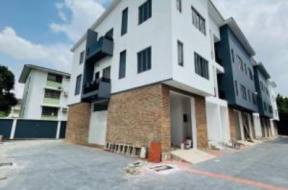 Contemporary 4 Bedroom Terraced Duplex with BQ, Pool, Gym House