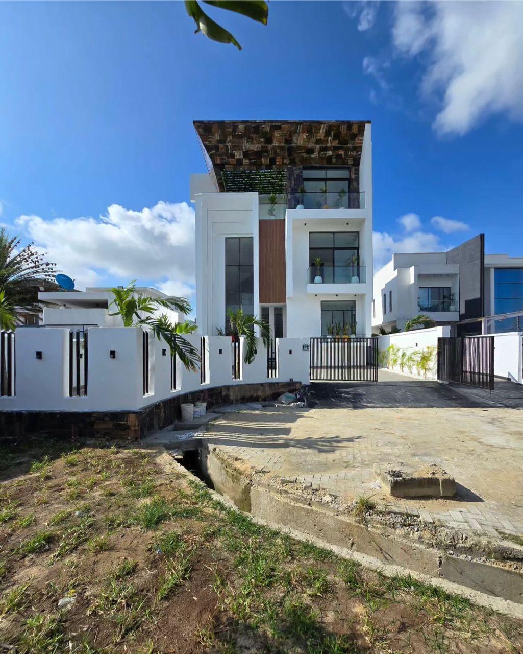 FOR SALE 5 BEDROOM CONTEMPORARY DETACHED DUPLEX WITH SWIMMING POOL /CINEMA AND ROOFTOP TERRACE