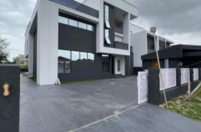 5 Bedrooms Fully Detached Duplex With Swimming Pool