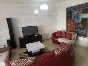 Fully Furnished & Serviced Spacious 3bedrooms Maisonette High Rise For Rent