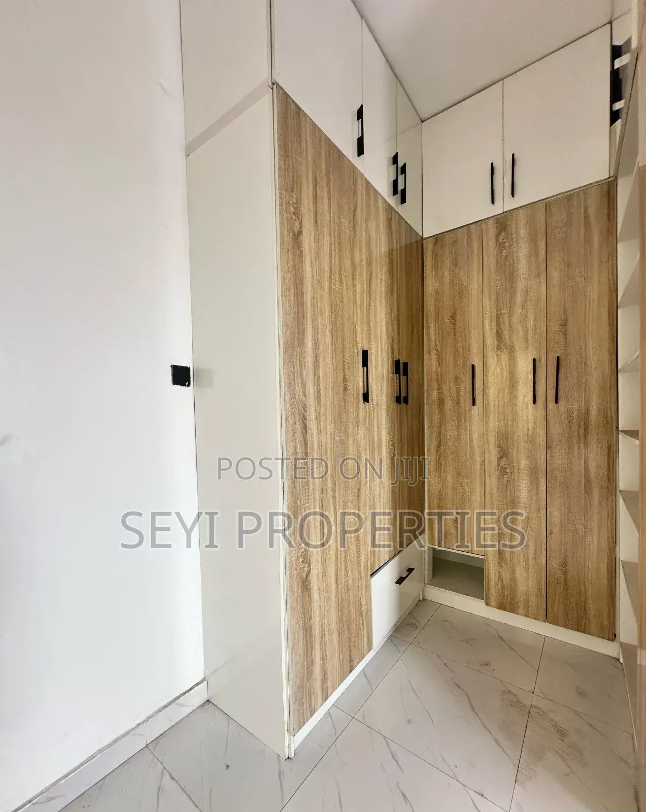 4bdrm Duplex in Agungi for sale