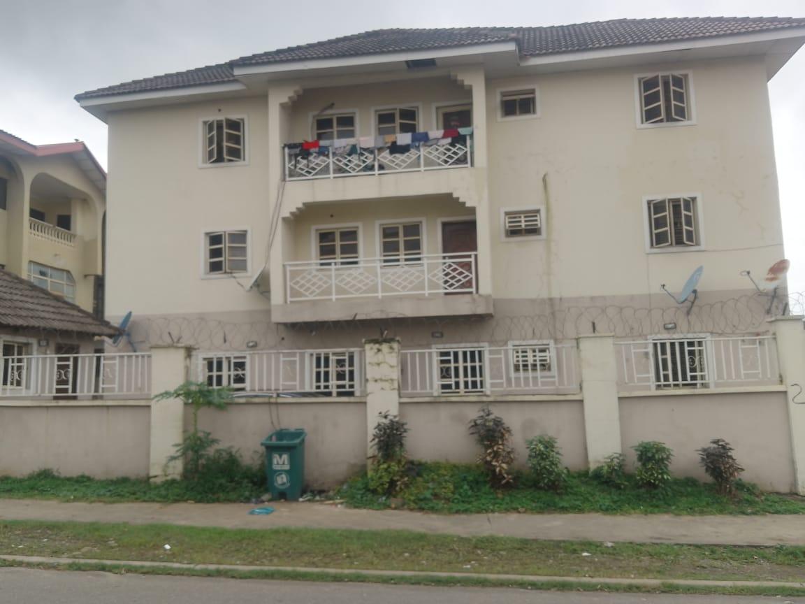 HOUSE FOR  SALE   6 UNITS OF 3 BEDROOM FLATS  WITH  A ROOM BQ EACH  FOR  SALE ON A TARRED ROAD.