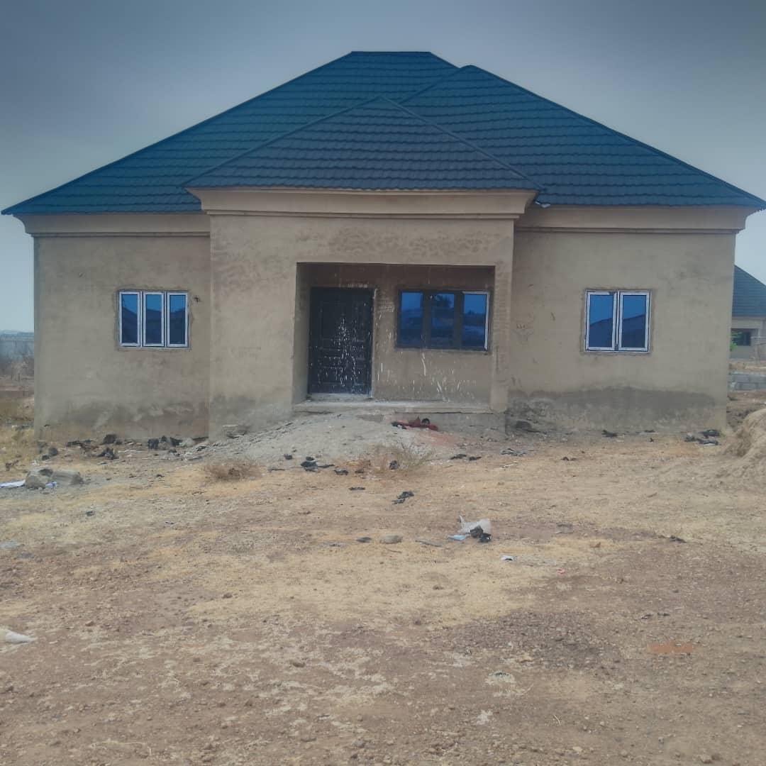 Standard 3bedroom bungalow for sale @ Digiforte City Estate Phase 3.. POP done, fittings done, doors and windows done..  Plot Size: 450 SQM