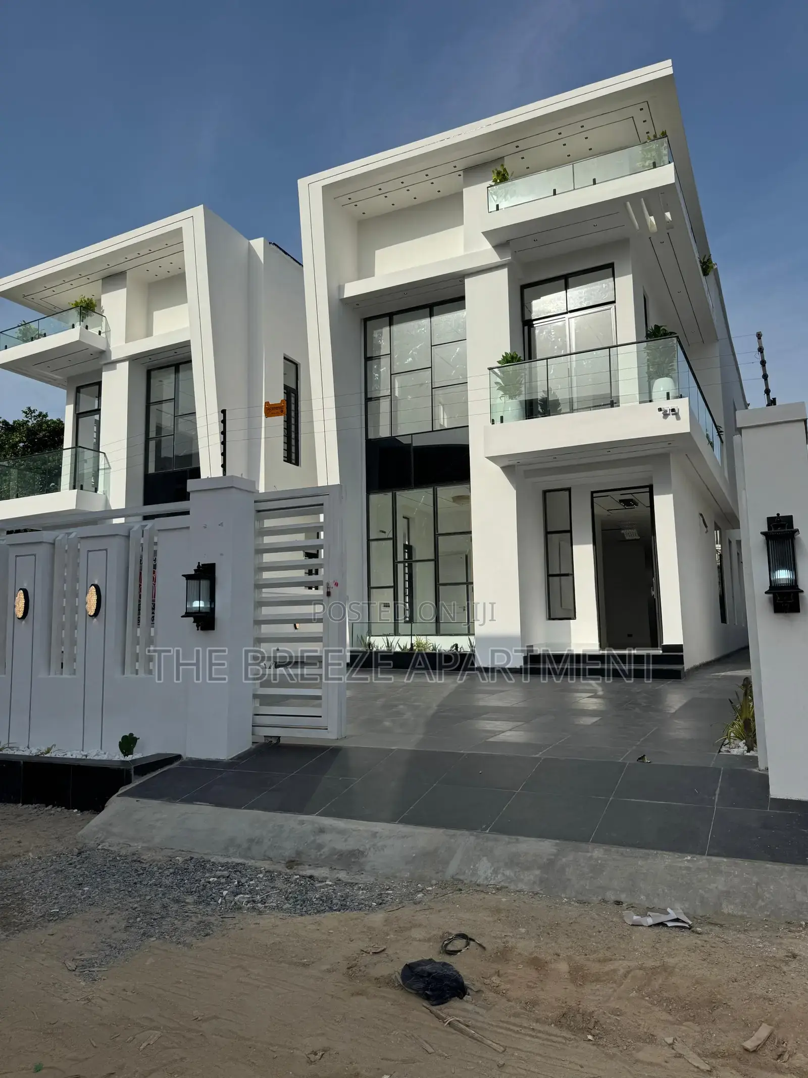 5bdrm Duplex in Chevron for sale