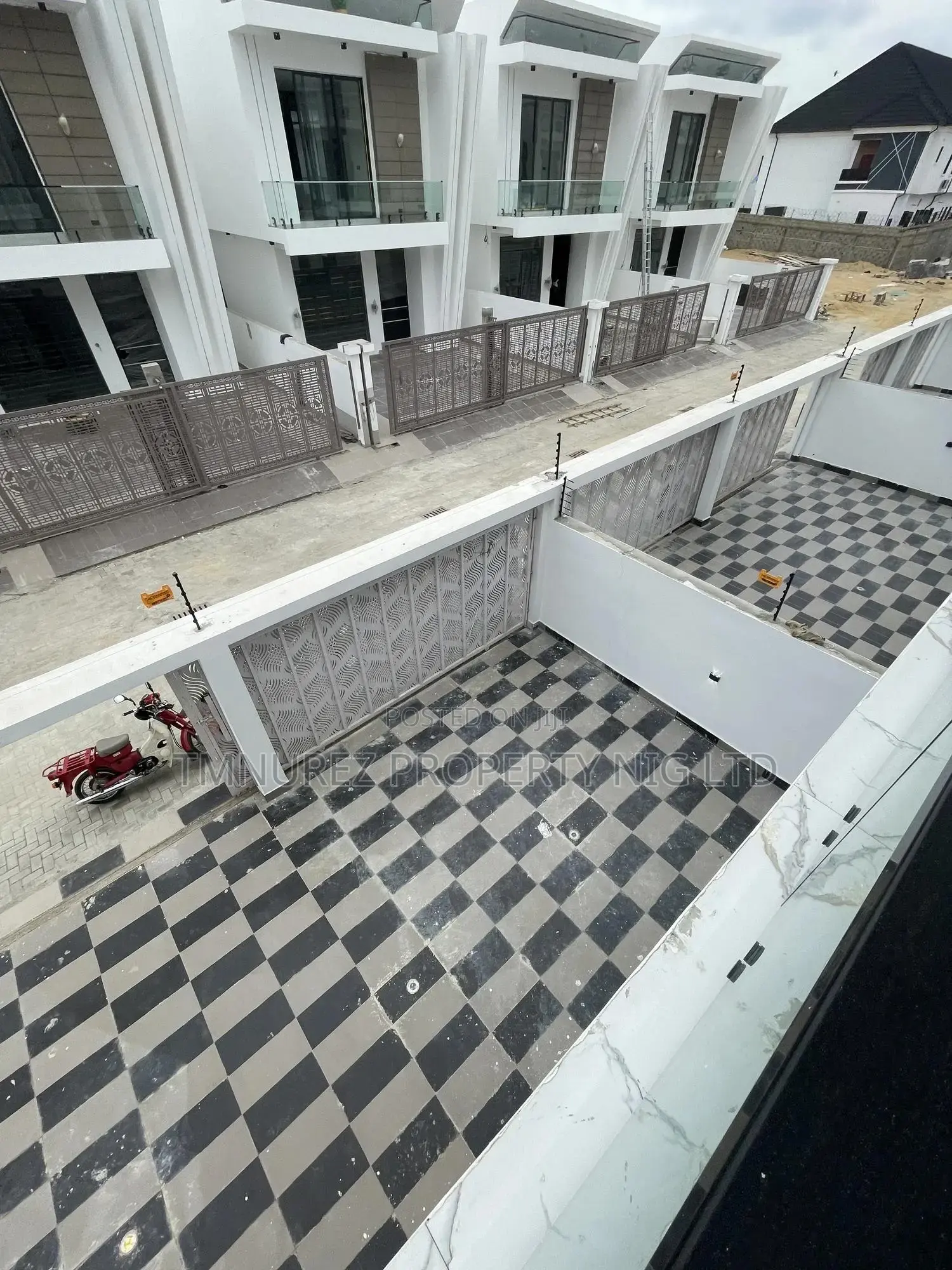 4bdrm Duplex in Royal Pine, Chevron for sale