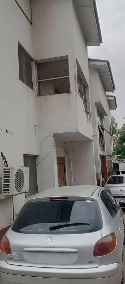 Old structure for sale Wuse 2 by Ademola adetokumbo
