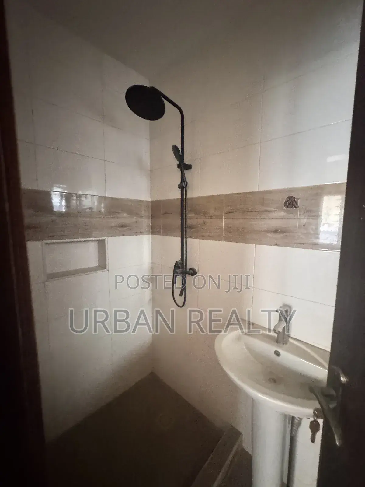 4bdrm Block of Flats in Brains And Hammers, Life Camp for rent
