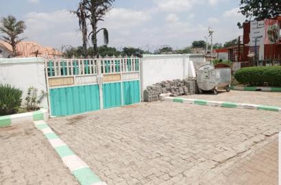 HOT DISTRESS LAND FOR SALE–PRIME LOCATION!   Location: Wuse 2 (Aminu Kano Crescent)