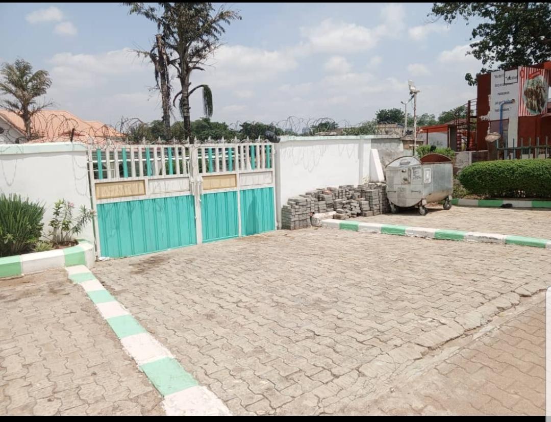 HOT DISTRESS LAND FOR SALE–PRIME LOCATION!   Location: Wuse 2 (Aminu Kano Crescent)
